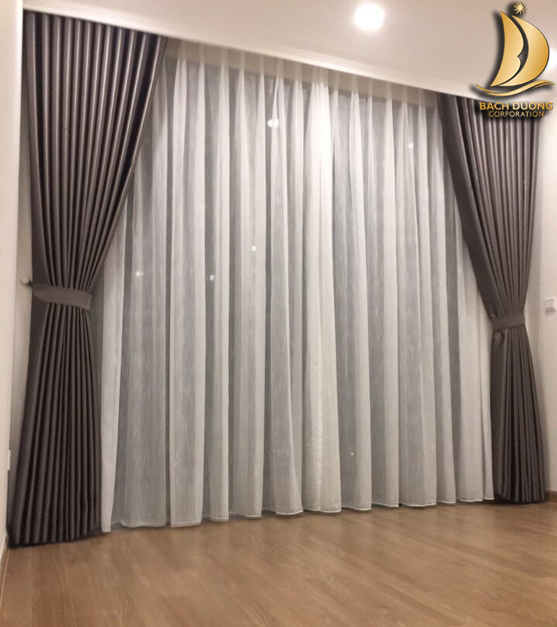 Rèm vải màu ghi kết hợp với 1 lớp voan trắng mỏng nhẹ cho phòng khách