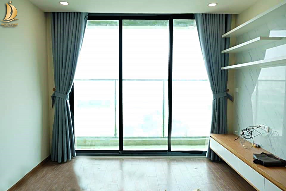 Rèm vải phòng khách có nhiều ánh sáng chiếu vào