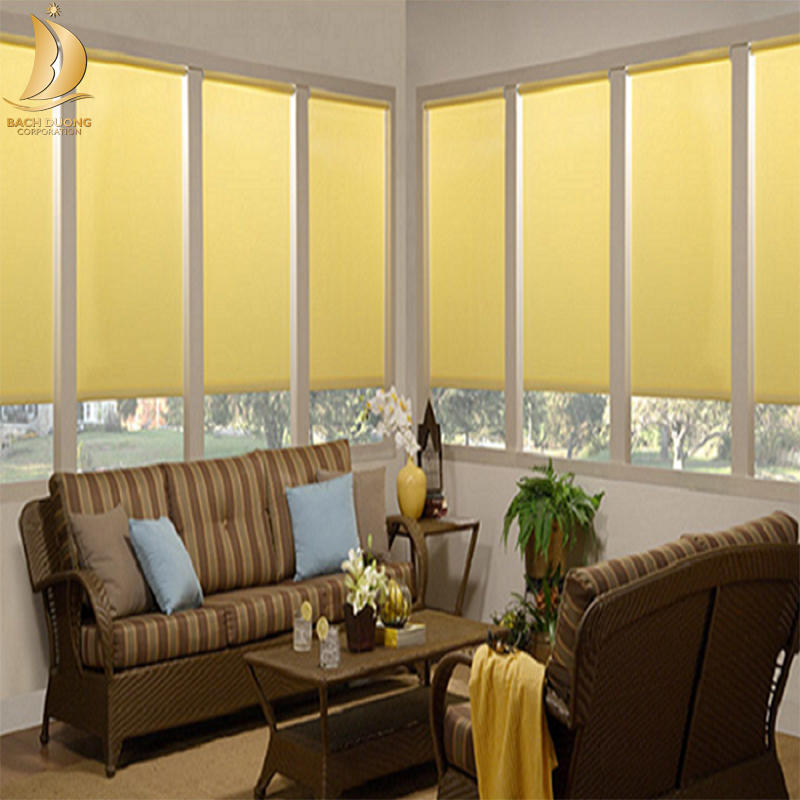 Hãy sắm ngay một bộ rèm cuốn màu vàng xinh xinh cho phòng khách nào
